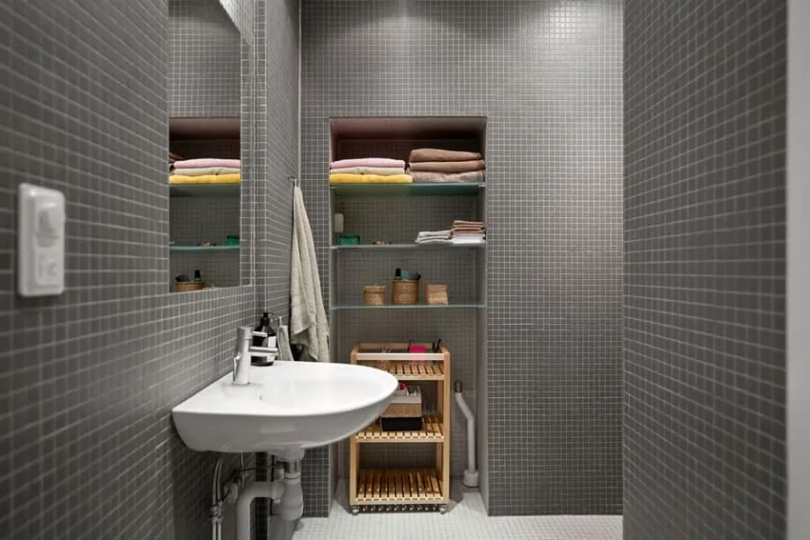 Built-in shelving in a bathroom alcove holding towels