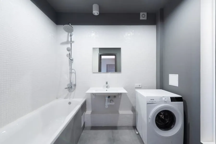 Extractor fan and ventilation in a modern bathroom