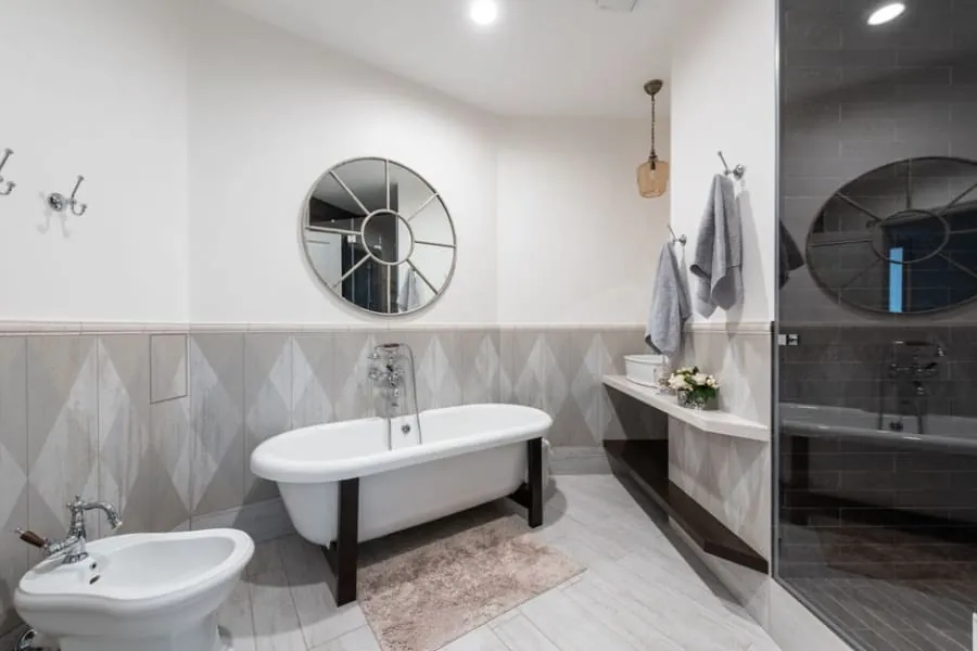 Freestanding roll-top bath as a bathroom centrepiece