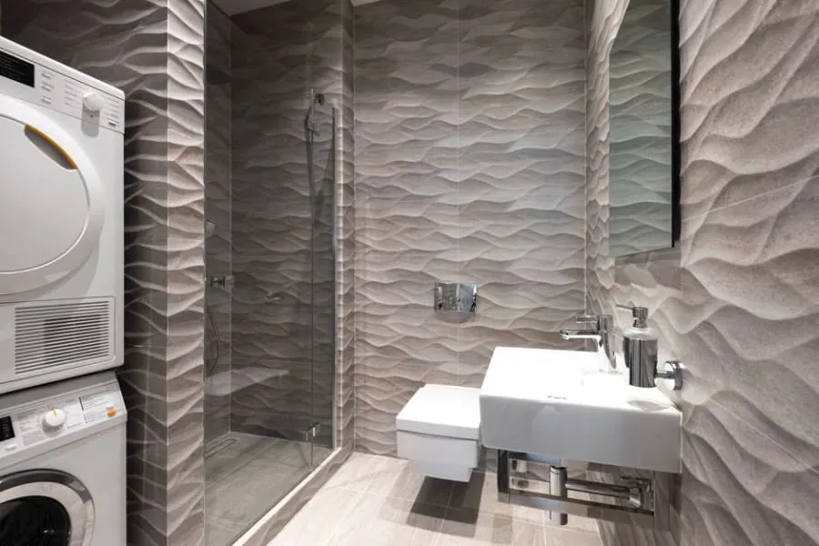 Low-maintenance wall panelling and shower in a rental bathroom