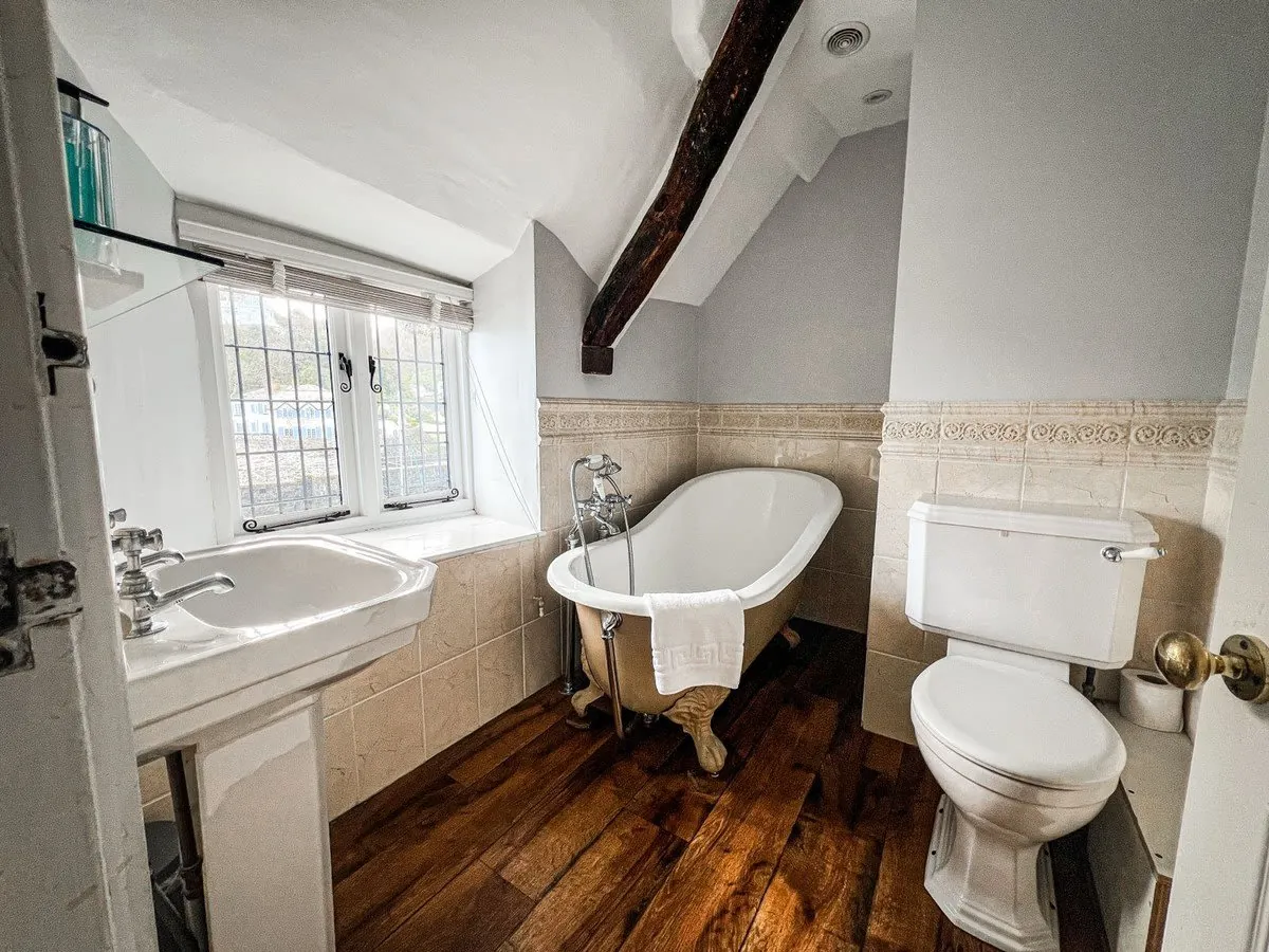 Compact bathroom with a wall-mounted vanity unit and storage