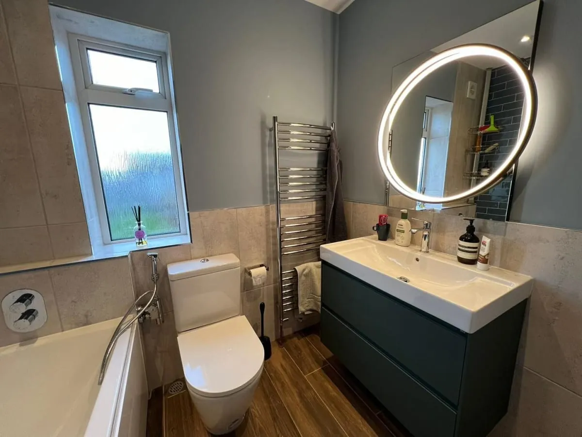 Basin and mirror arrangement in a fitted Derby bathroom